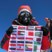 Suzanne_Al_Houby_at_the_summit_of_Everest_ctverec