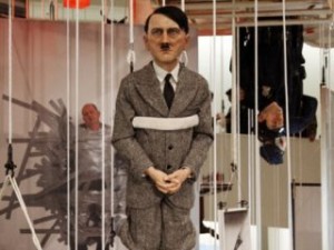hitler Maurizio Cattelan_TOP