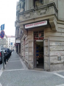 Hallal řeznictví ve Školské ulici, tady to všechno začalo!
A jak jsem se dozvěděl od svých společníků, co je Hallal to nemusí být košer, ale co je košer je vždycky Hallal. Takže souhlasím s Martou Malou (ta na groiování nebyla osobně, ale v tom pozitivním a vlídném duchu její slova zdobila naše grilování, tak svíčkovou bych si nedal..bohužel