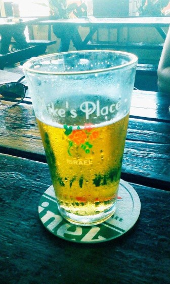 Legendární pivo v legendárním Mike's place na pláži v Tel Avivu.
