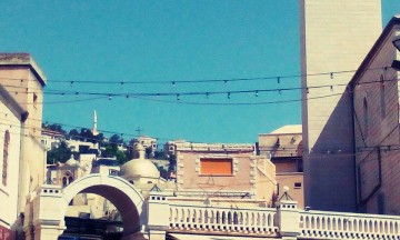 První výhled na strmý kopec, přesně tam leží Nazareth.