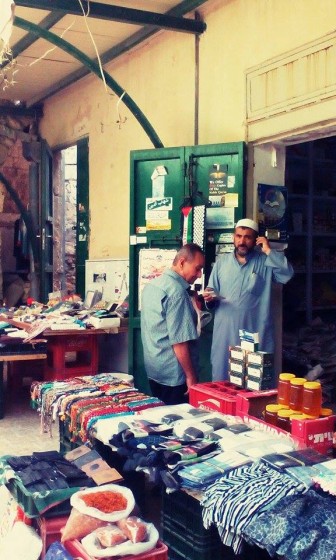 Nazareth je především arabské město a při návštěvě súku si můžete koupit suvenýry, oběd, oblečení nebo koření. Jen si dejte pozor, kdo na súk jednou vstoupí,jen tak lehce nevystoupí... 