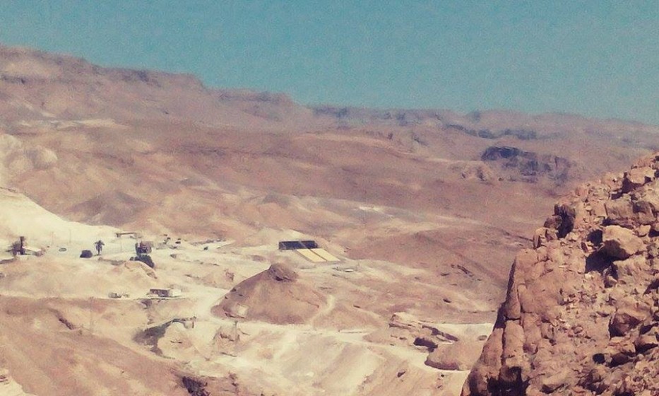Na Masadu můžete vyjít pěšky a nebo vyjet lanovkou. Vzhledem k vysokým teplotám v poušti u Mrtvého moře je lanovka příjemným dvouminutovým urychlovačem.