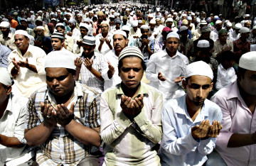 Indian Muslims offer last Friday pray of the holy month of Ramad