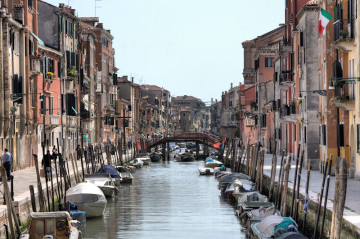 110411_venice_jewish_quarter_canal_800