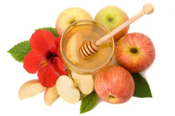 honey with apple for Rosh Hashanah – jewish new year