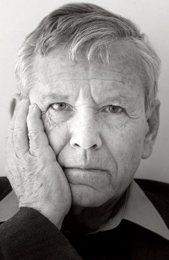 390px-Amos_oz675