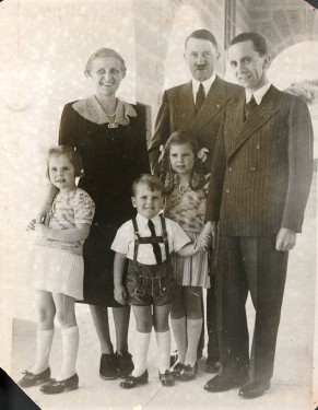 Magda Goebbelsová s manželem Josephem, dětmi a Adolfem Hitlerem v Orlím hnízdě v roce 1938, zdroj: Spolkový archiv