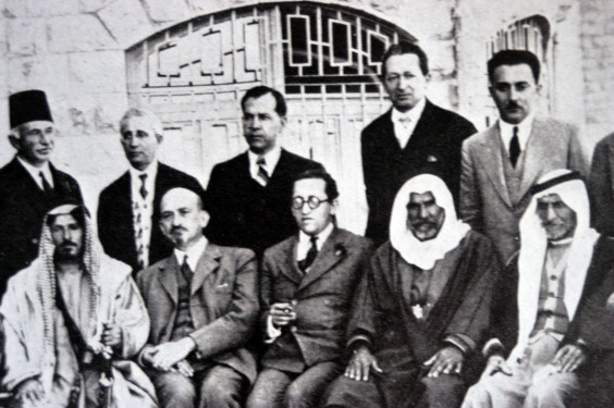 Chajim Arlozorov (spodní řada uprostřed) během setkání židovských a arabských představitelů v roce 1933. Nalevo od Arlozorova sedí Chajim Weizmann. V horní řadě stojí zprava Moše Šaret a Jicchak Ben Cvi. Zdroj: Weizmann Archives.