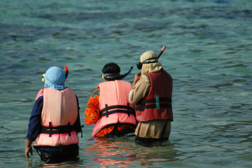 Muslim women enjoying the underwaterworld 
www.shekel.cz