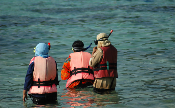 Muslim women enjoying the underwaterworld 
www.shekel.cz