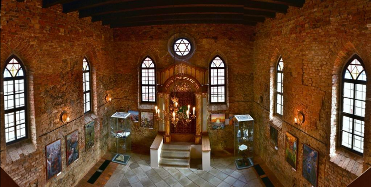 Rabínský dům a Synagoga Polná (Facebook)